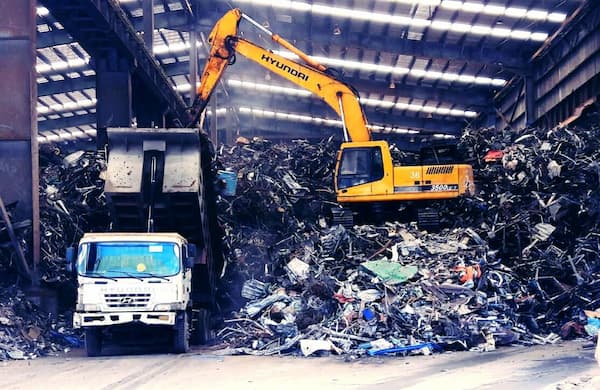 đang phân loại phế liệu sắt